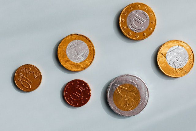 Moedas de euros sobre uma mesa