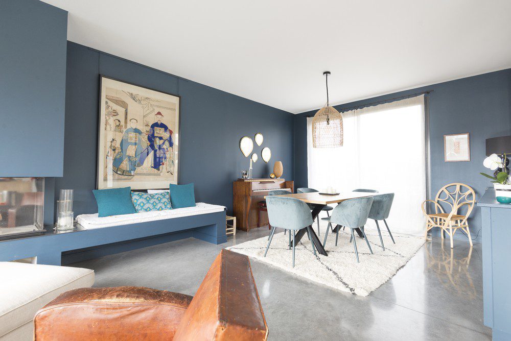 Living room with a sofa and a dinning space in a Bordeaux's apartment