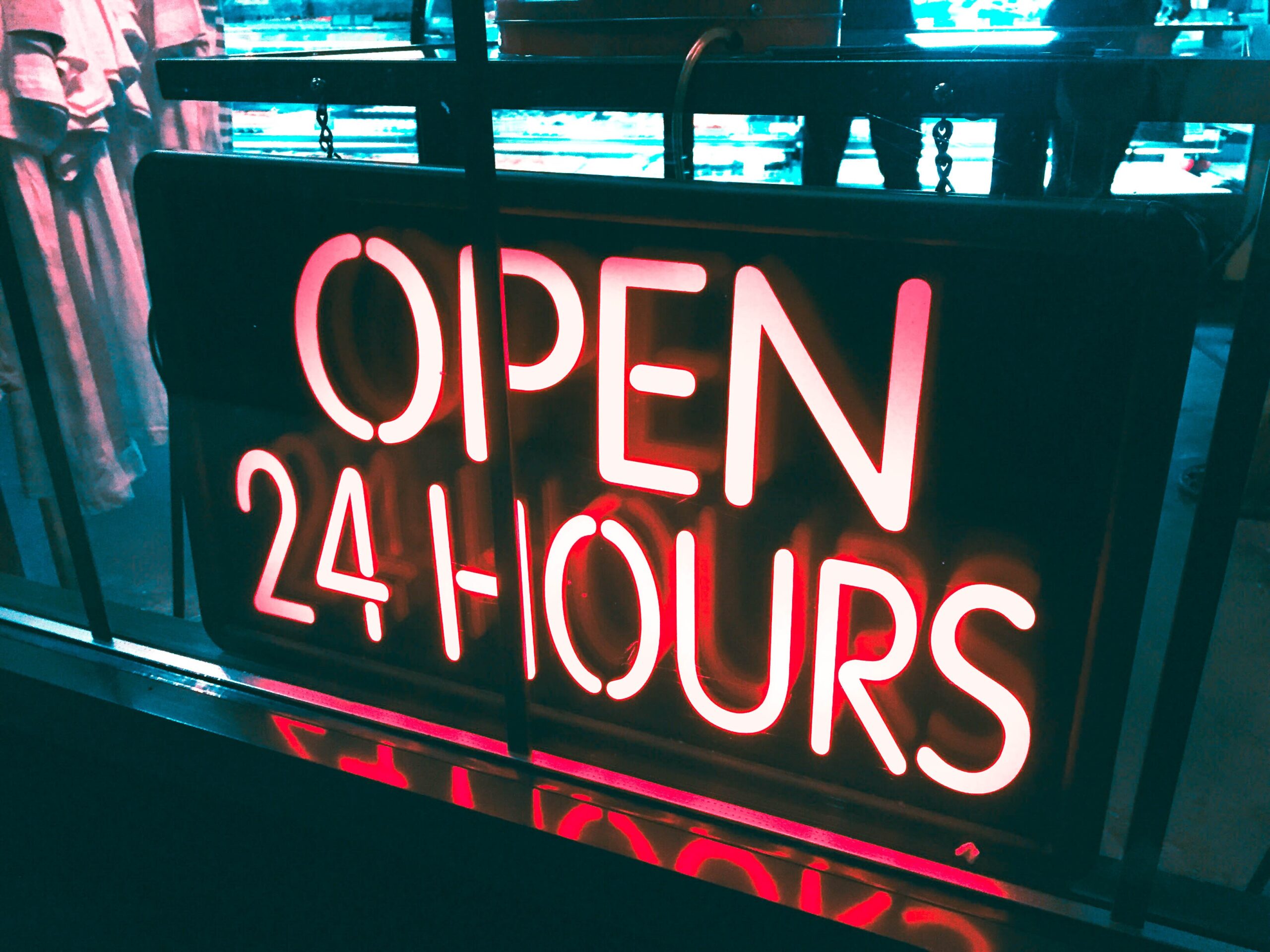 sinal neon aberto 24 horas