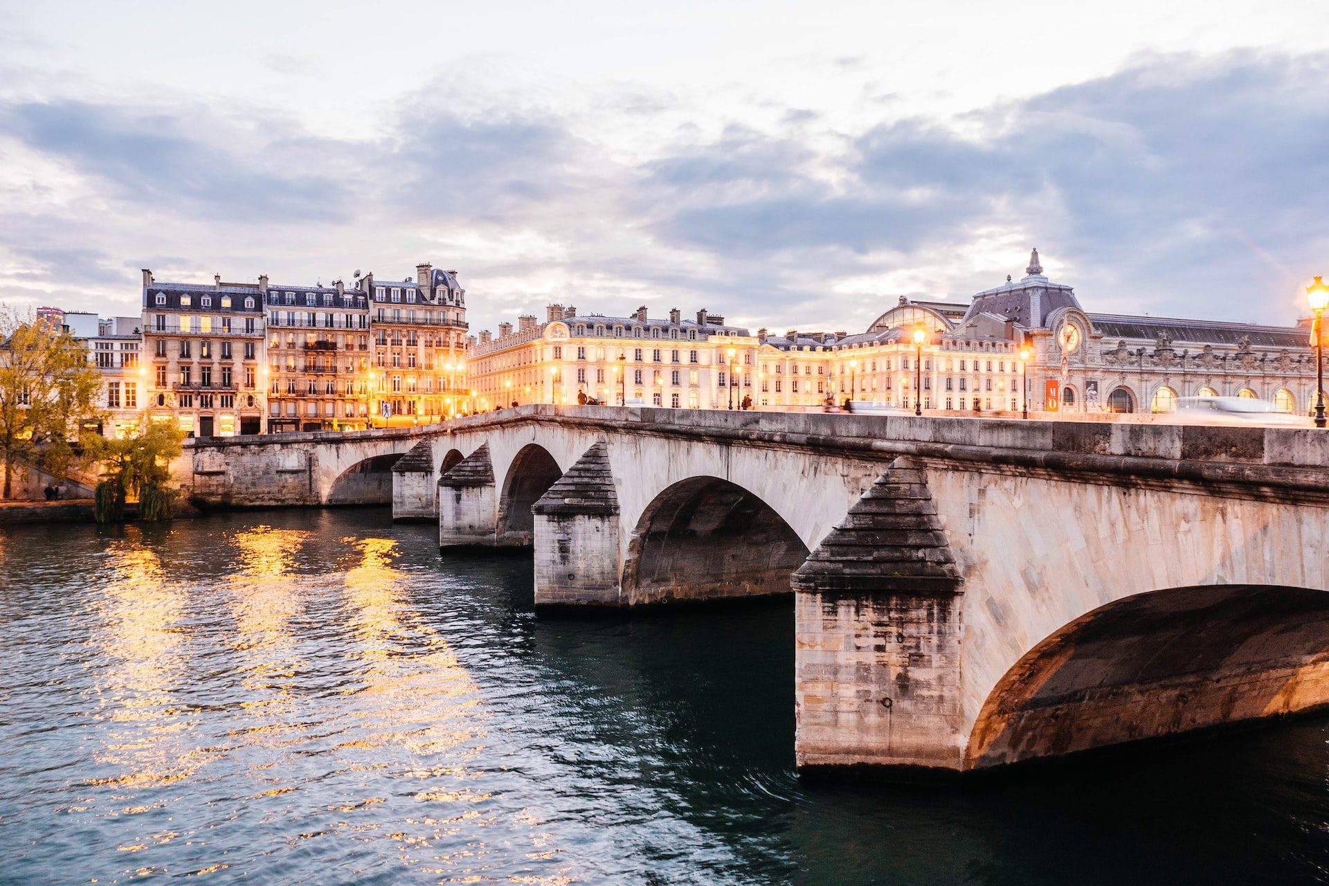 pont sur la Seine à Paris avec des immeubles au fond