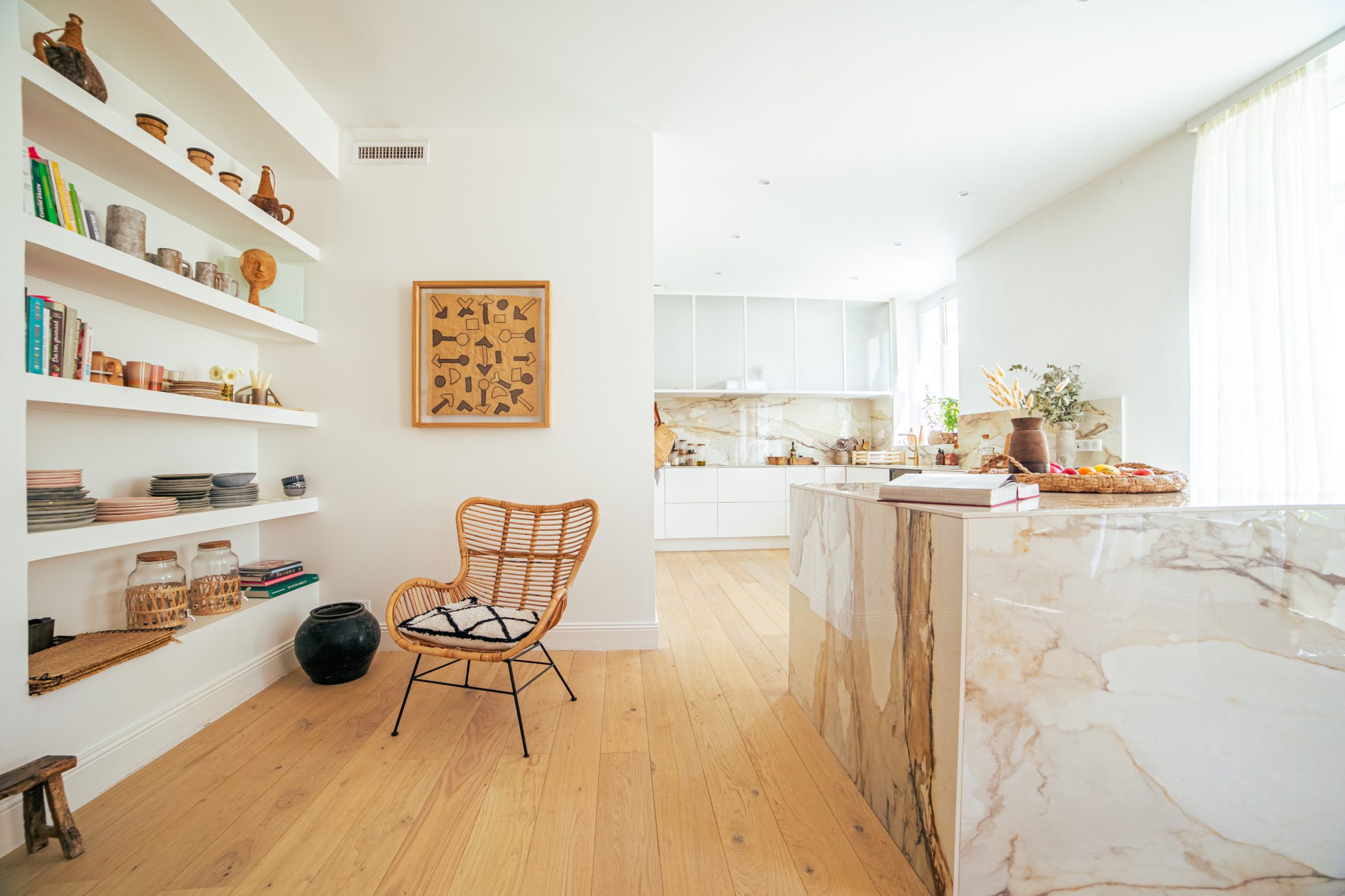 pièce à vivre avec des étagères et table en marbre