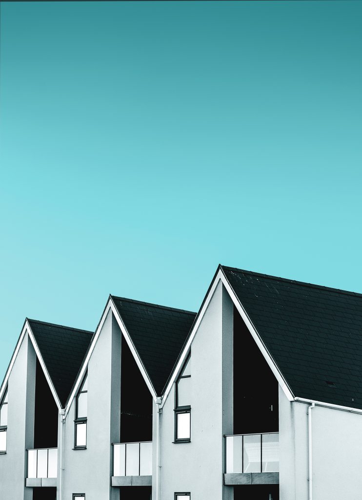 Trois maisons et ciel bleu