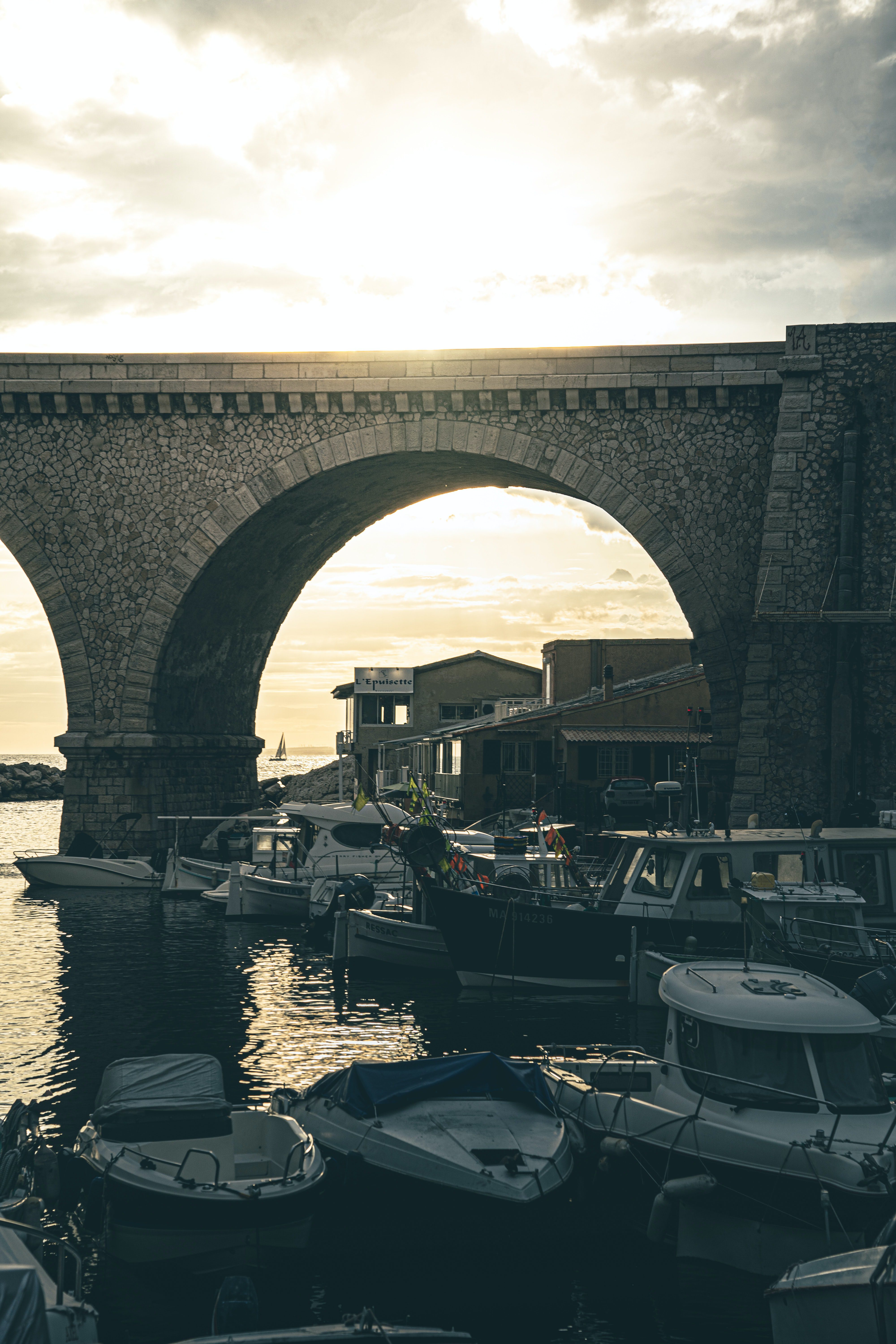 Photo de jour dans le port, avec des bateaux