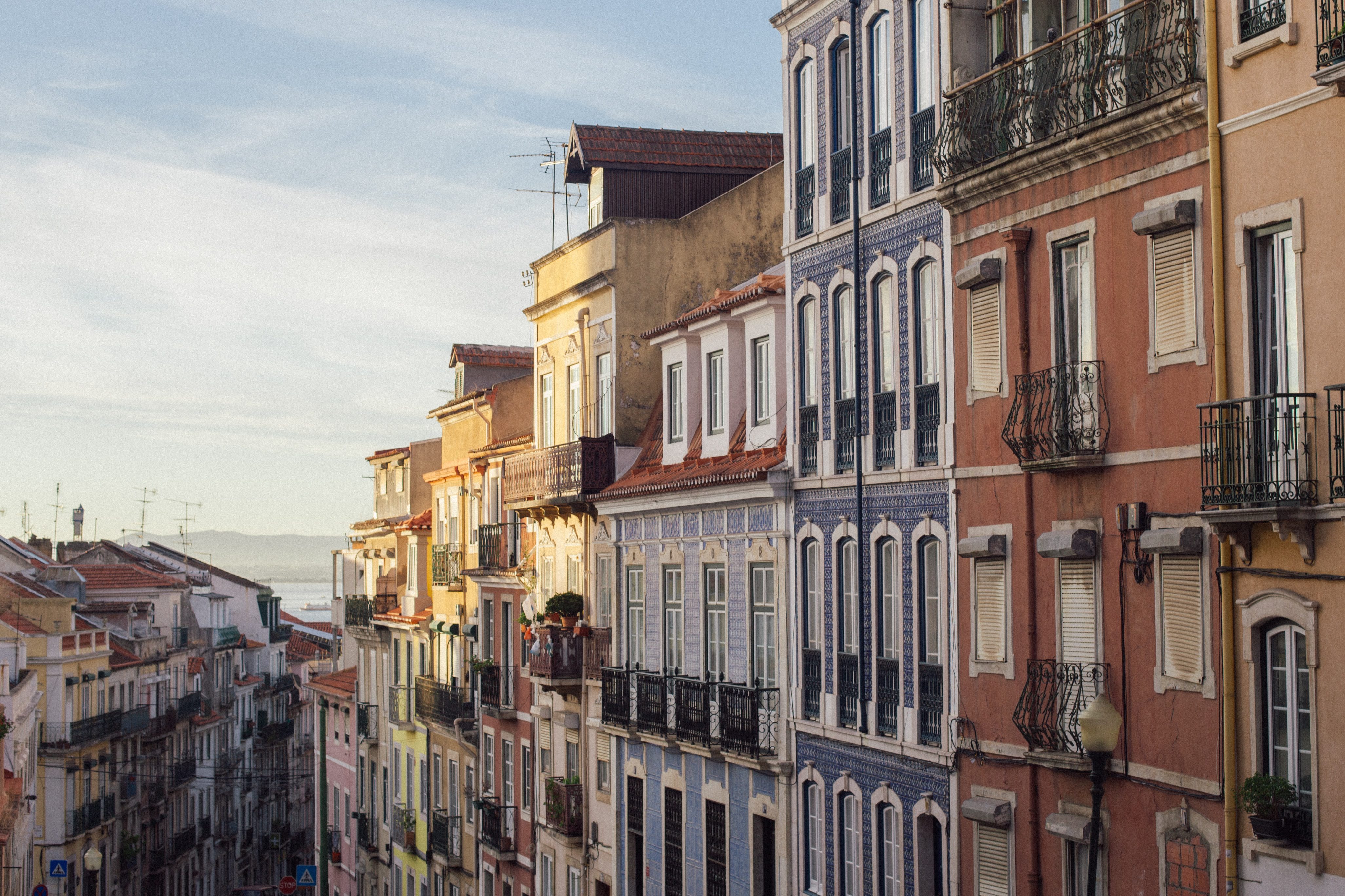 Fachadas de edifícios Lisboetas com vista rio