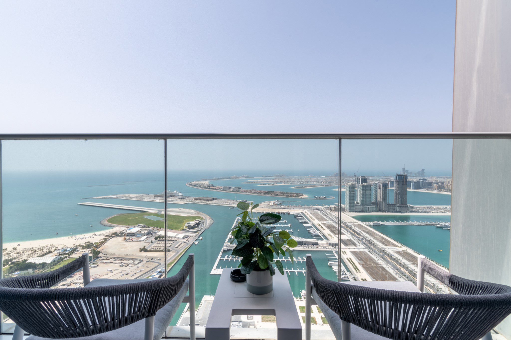 balcon de propriété de luxe à Dubaï avec vue marina