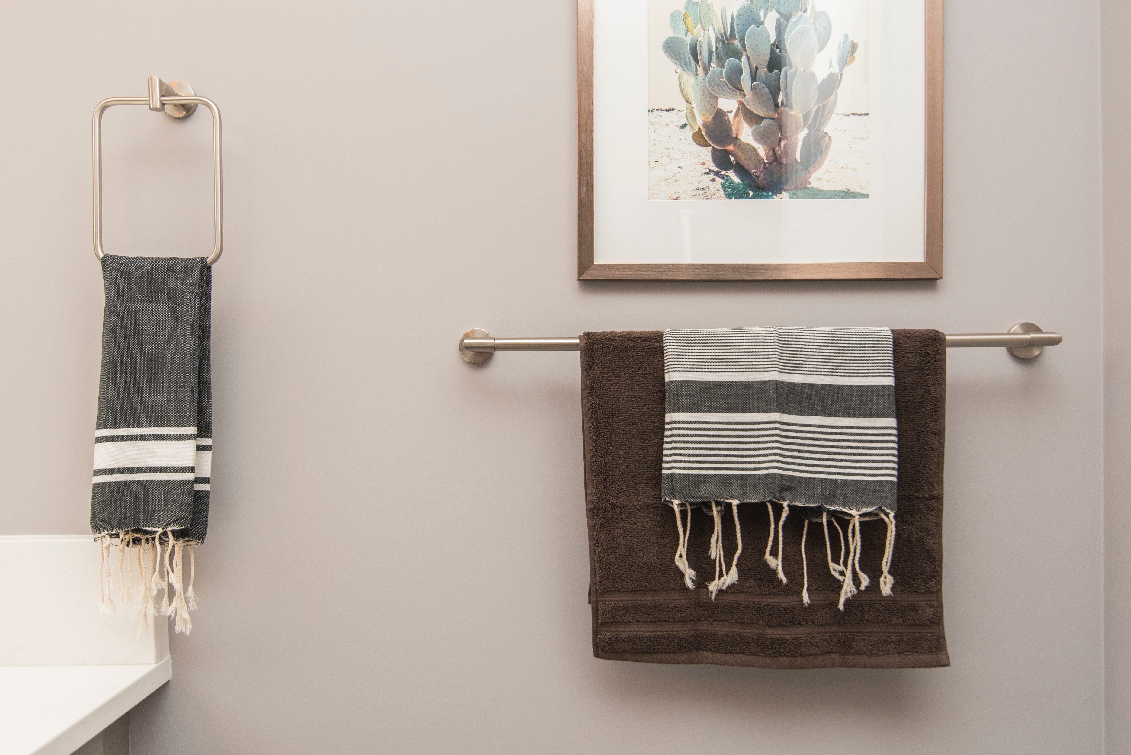Toalhas de mão limpas e dispostos de forma bonita e organizada ajuda a sua propriedade a tornar-se GuestReady