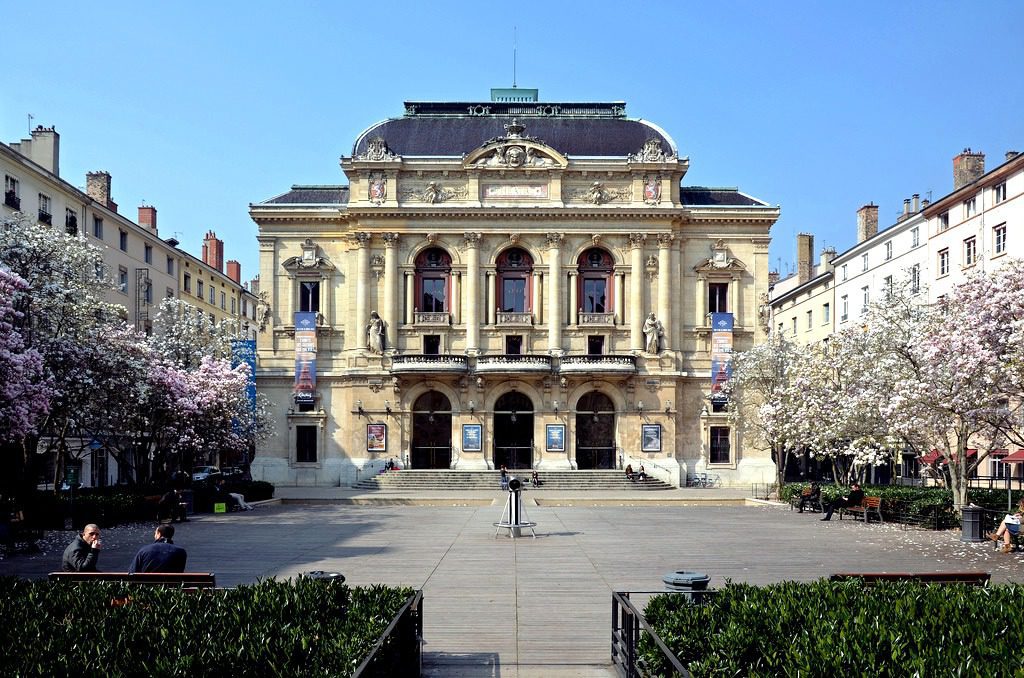 Place des Célestins avec la bâtisse principale vue de face