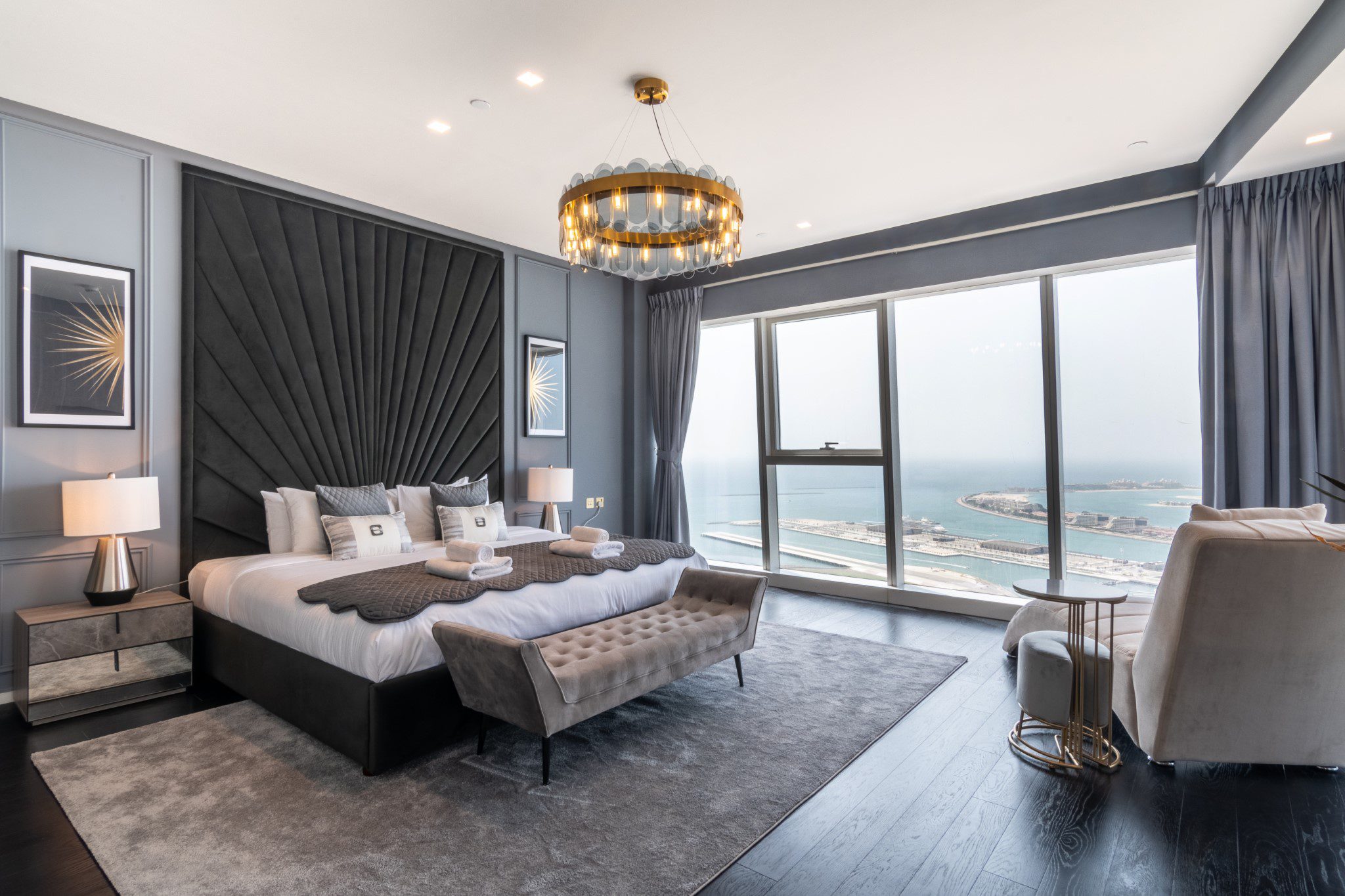 chambre de luxe lumineuse à Dubaï avec baies vitrées sur la marina