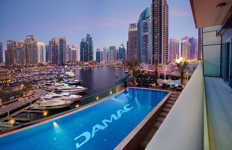 piscine d'appartement à Dubaï avec vue marina