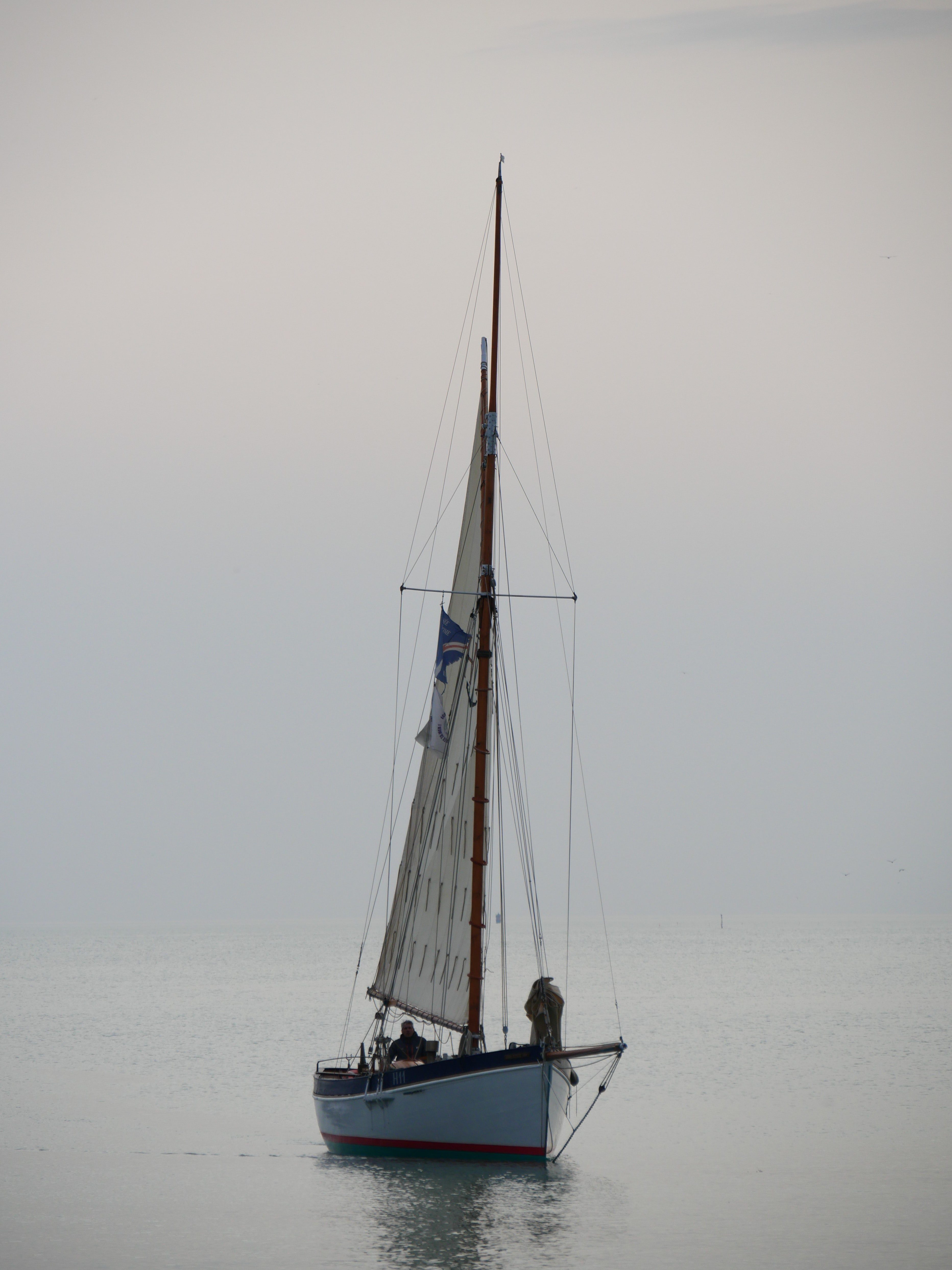 Photo d'un bateau sur plan d'eau plat
