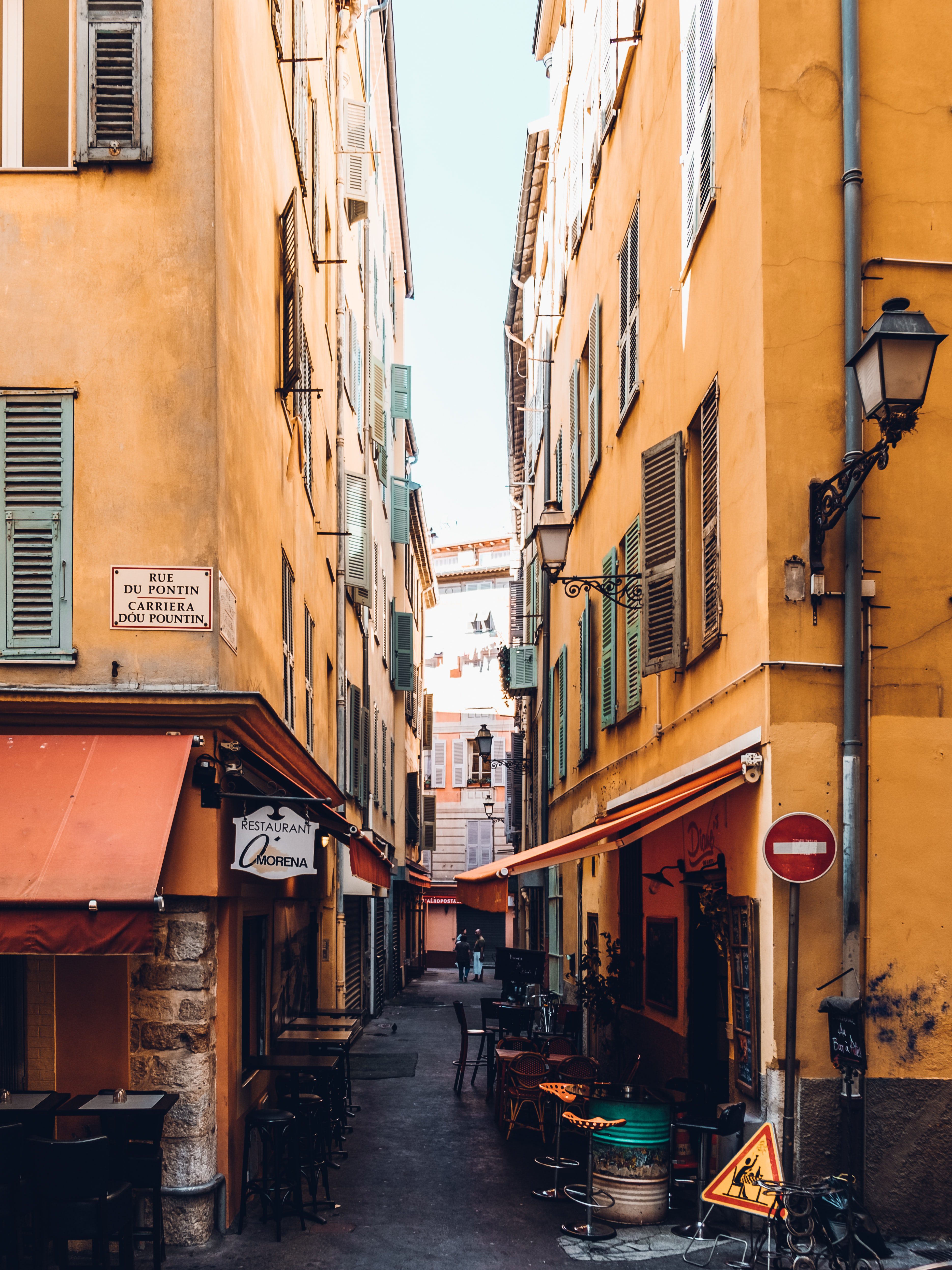 immeubles ocres dans le vieux Nice