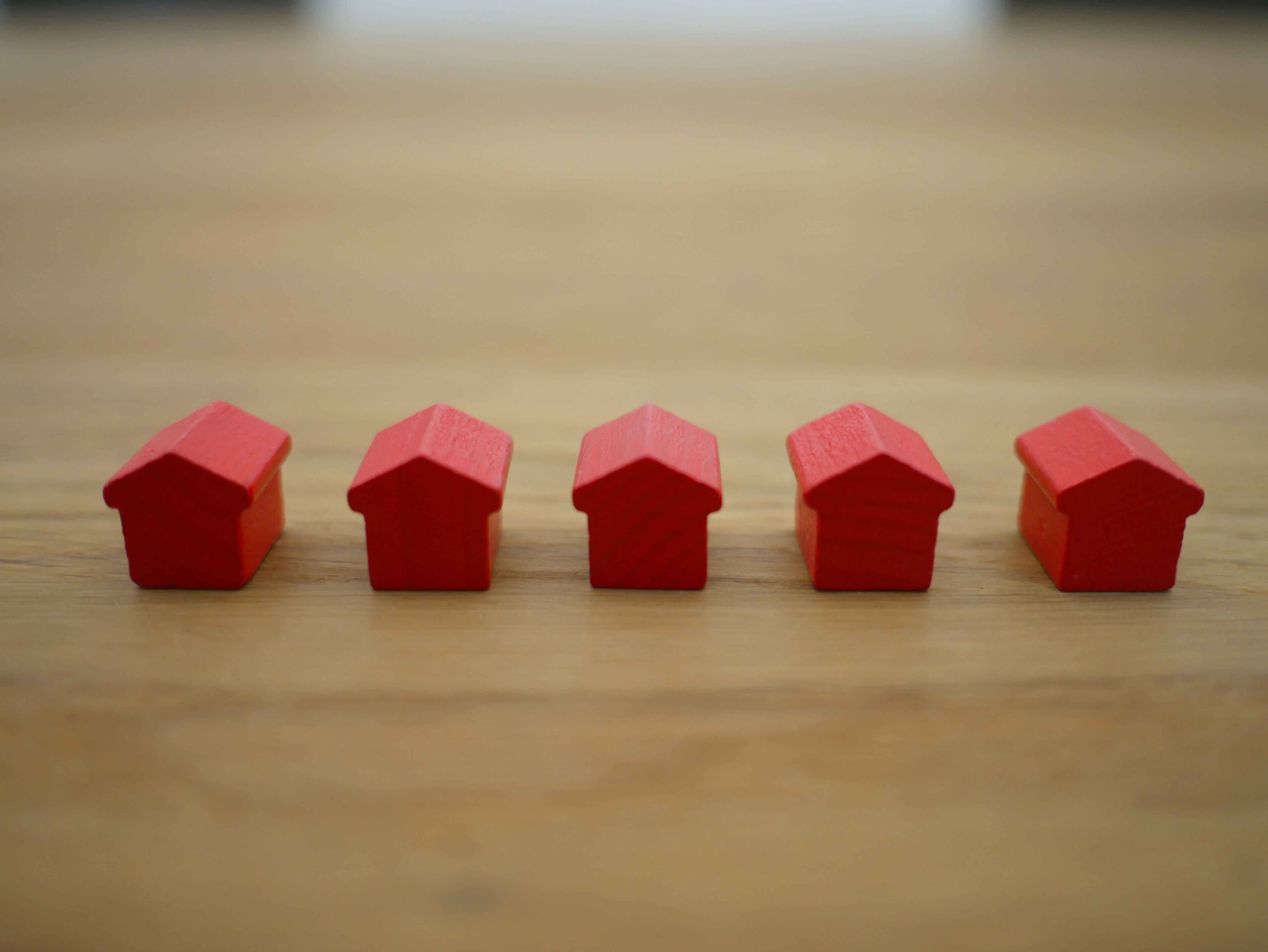 maisons rouges en bois