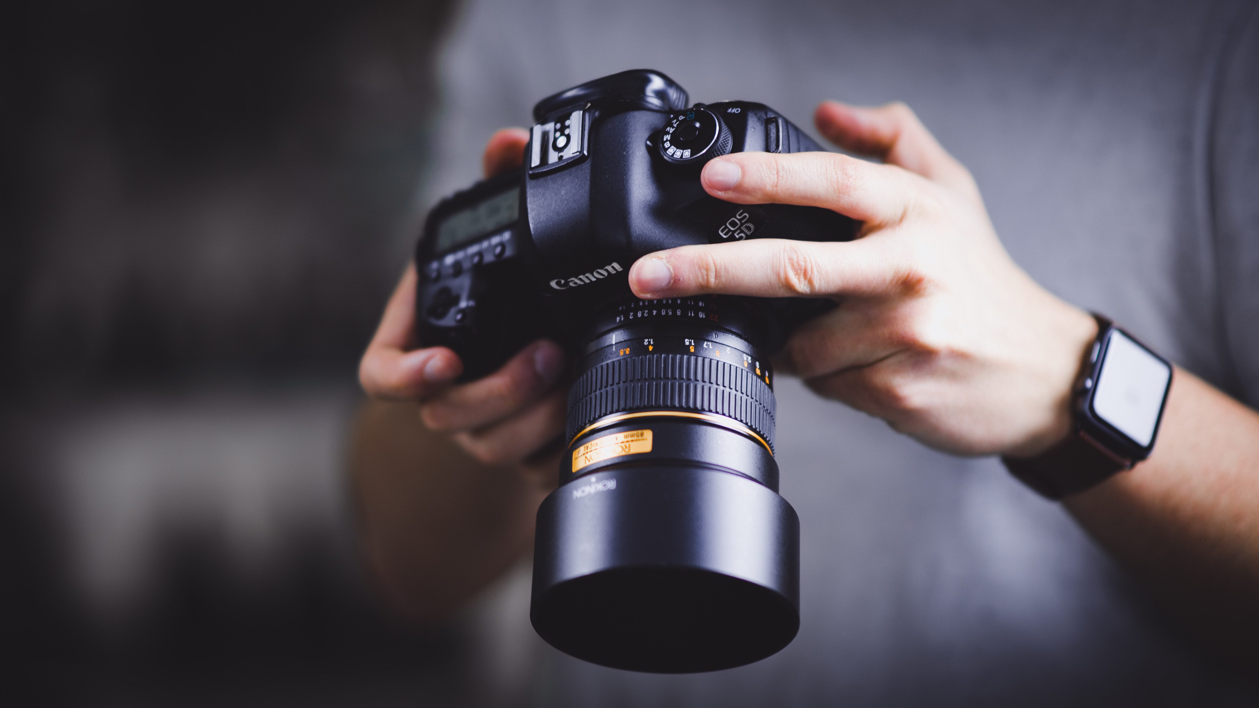 Fotógrafo profissional tira fotografias do um apartamento em alojamento local