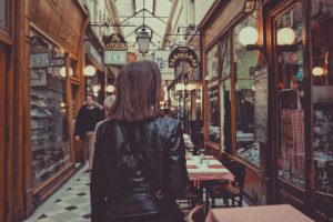 Fille qui se promène dans des galeries
