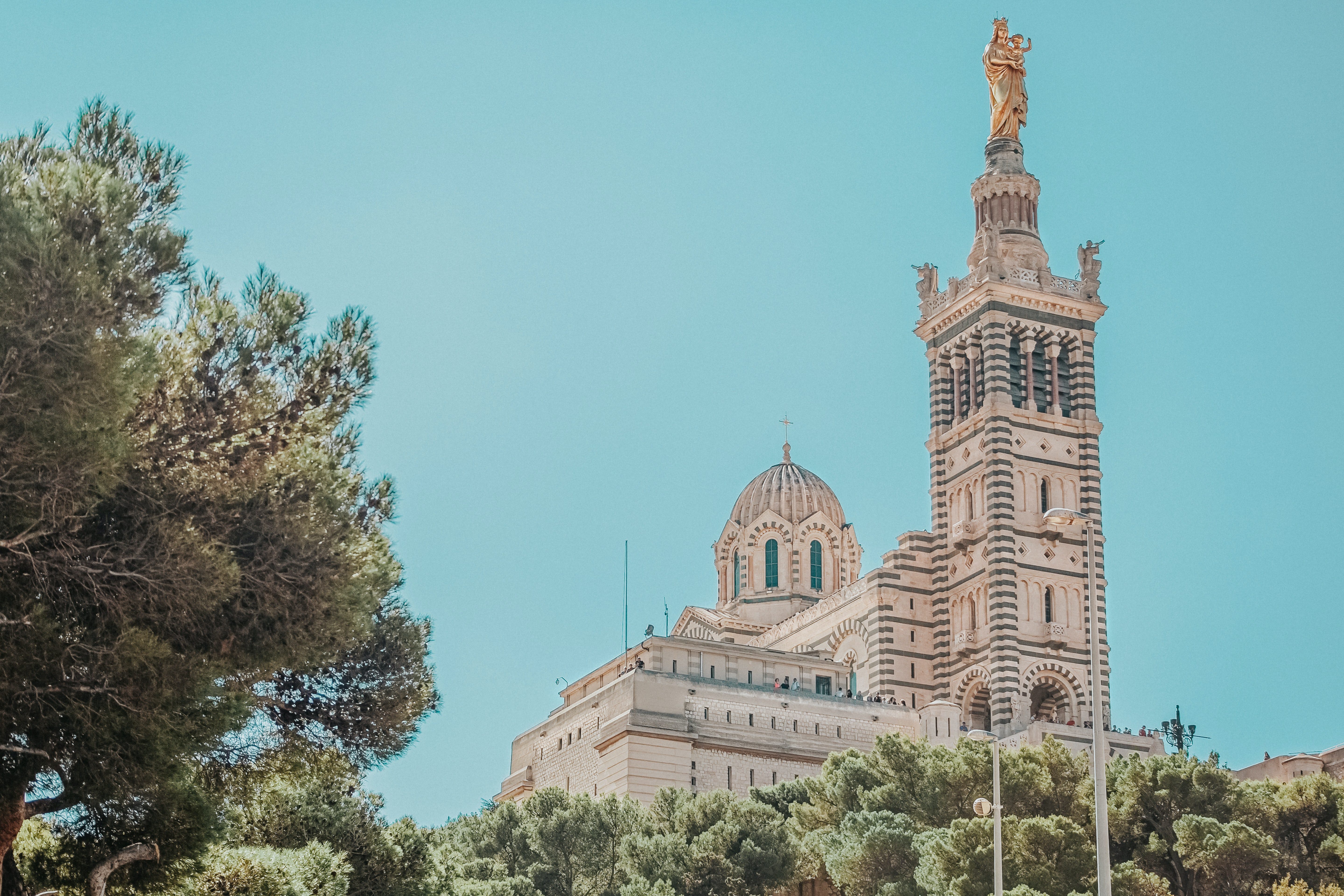 Marseille - mise en avant de Notre Dame De La Garde 
